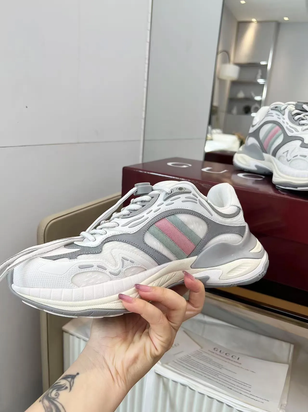 P900 Gucci 2.0 sneakers reinterpret the brand's iconic striped webbing elements. When retro genes collide with futuristic design, this new pair of Gucci shoes directly reaches the trend threshold 💥 ✔️Color combination of caron contrasting colors + classic stripes, GG reflective piping, good visual impact, and comes with a high-gloss filter when out on the street ✔️ The structure is made of multi-layer splicing of different materials, mesh is breathable, leather is shaped, and the outsole is combined with EVA rubber. It is fashionable and practical. ✔️ Details are made of double G midsole + iconic double G lock shoelaces. The retro DNA is crazy and restless, and every step is based on the trendy aesthetic. Size: 35-41 for women, 39-46 for men, (41.46 custom-made)